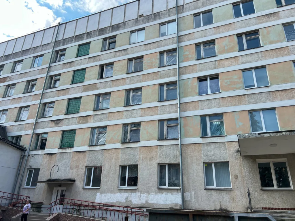 Стара багатоповерхівка з облупленими стінами