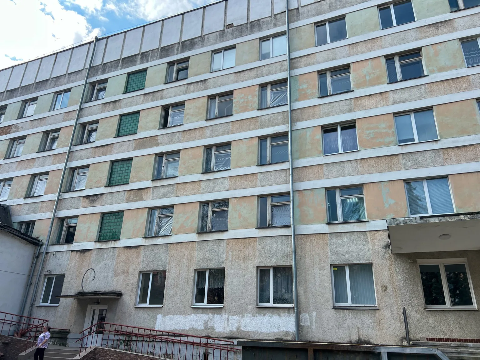 Стара багатоповерхівка з облупленими стінами