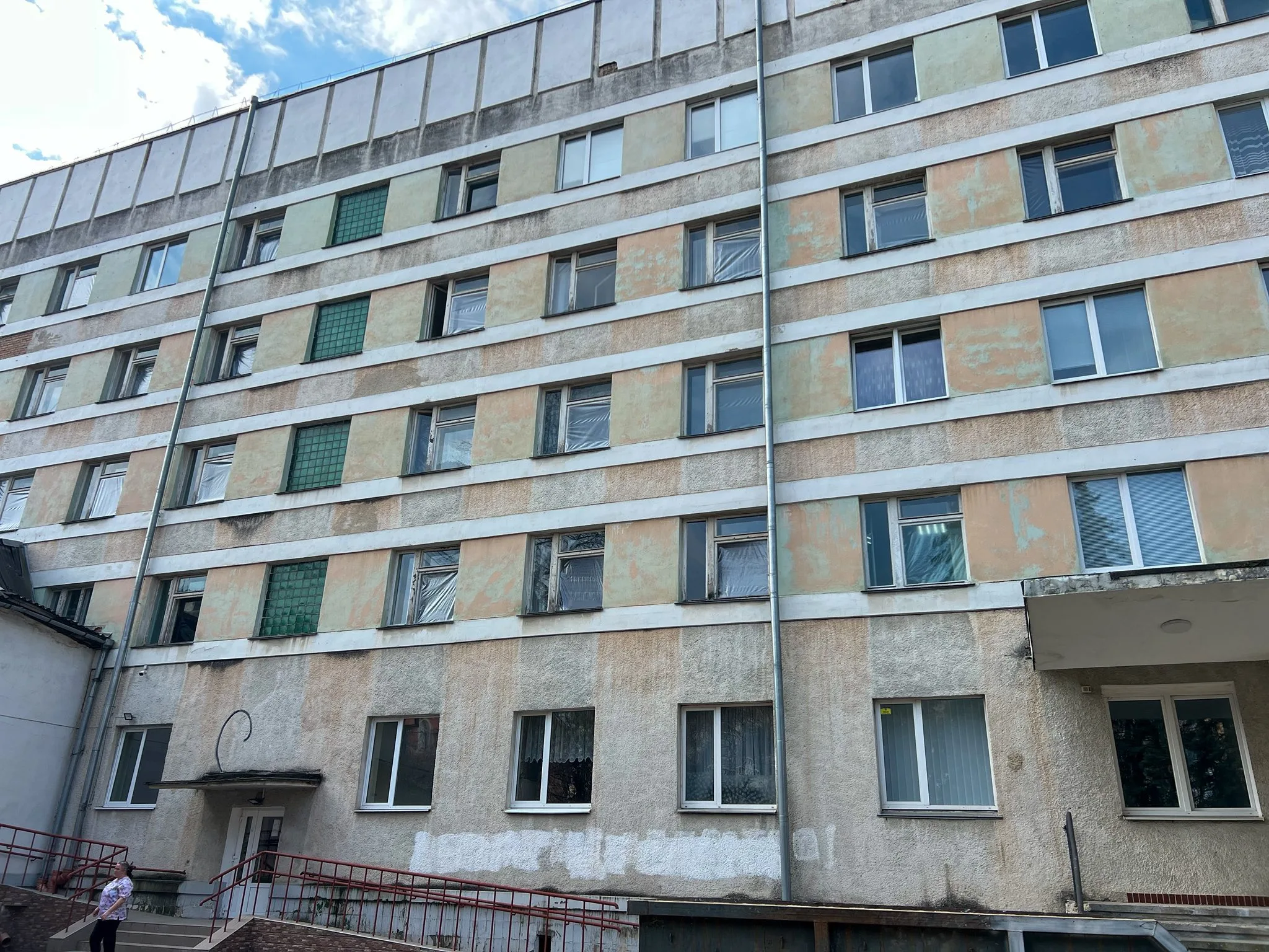 Стара багатоповерхівка з облупленими стінами