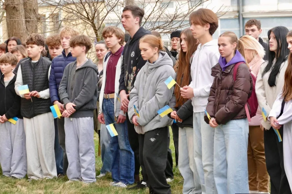 Молодь тримає українські прапори на вулиці