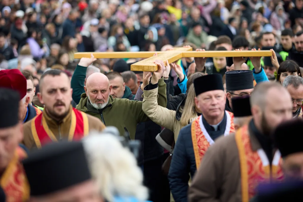 Релігійна хода з великим дерев'яним хрестом