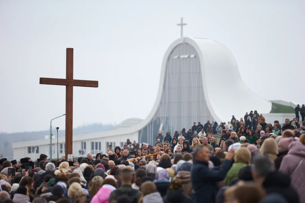 Натовп біля сучасної церкви з великим хрестом