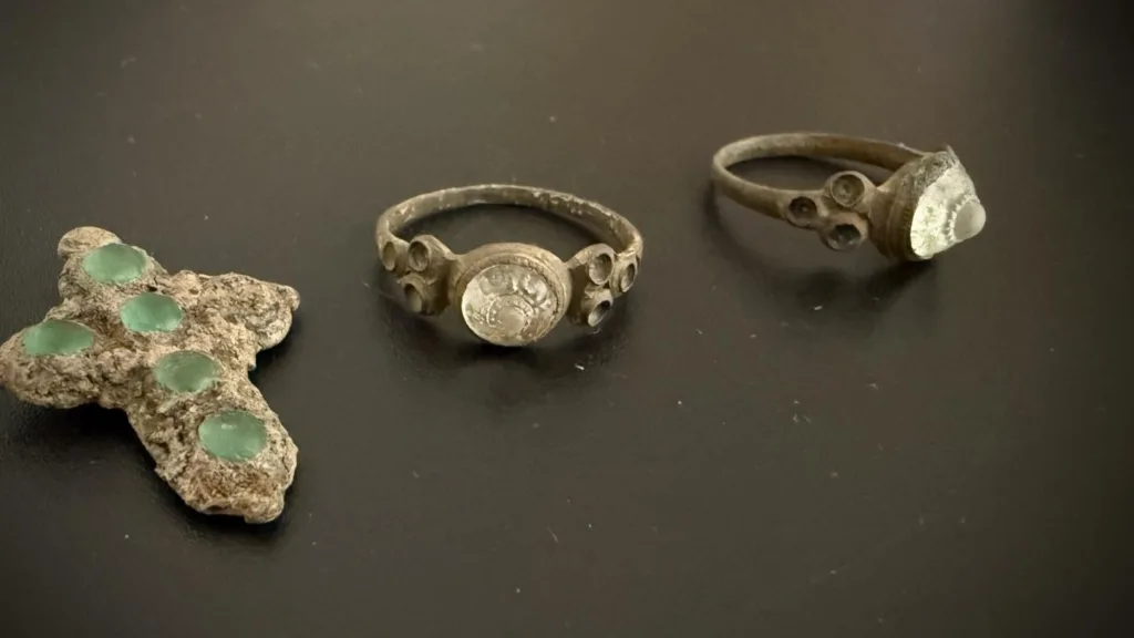 Стародавні бронзові кільця та прикраса з камінням