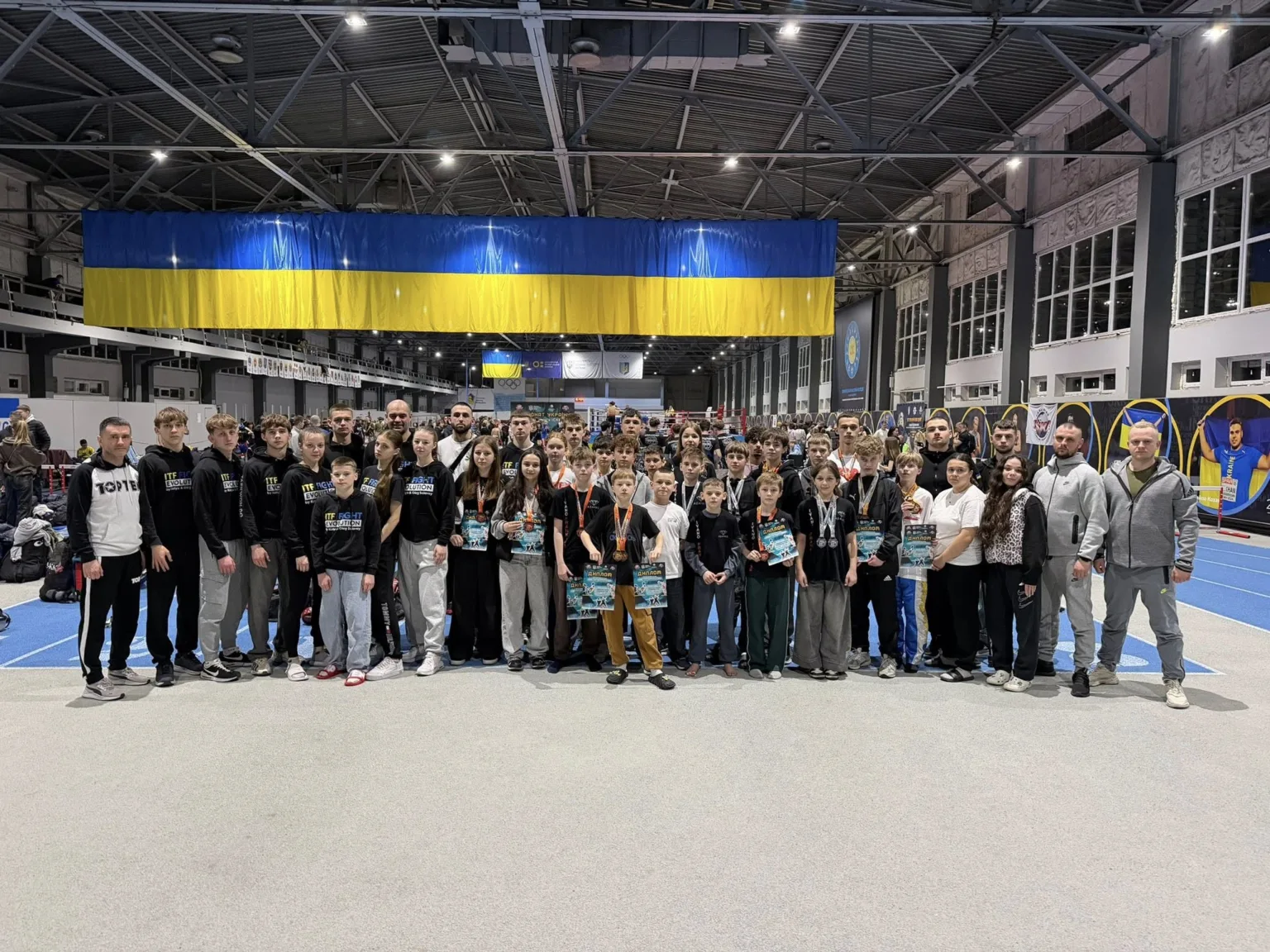 Групове фото спортсменів під українським прапором