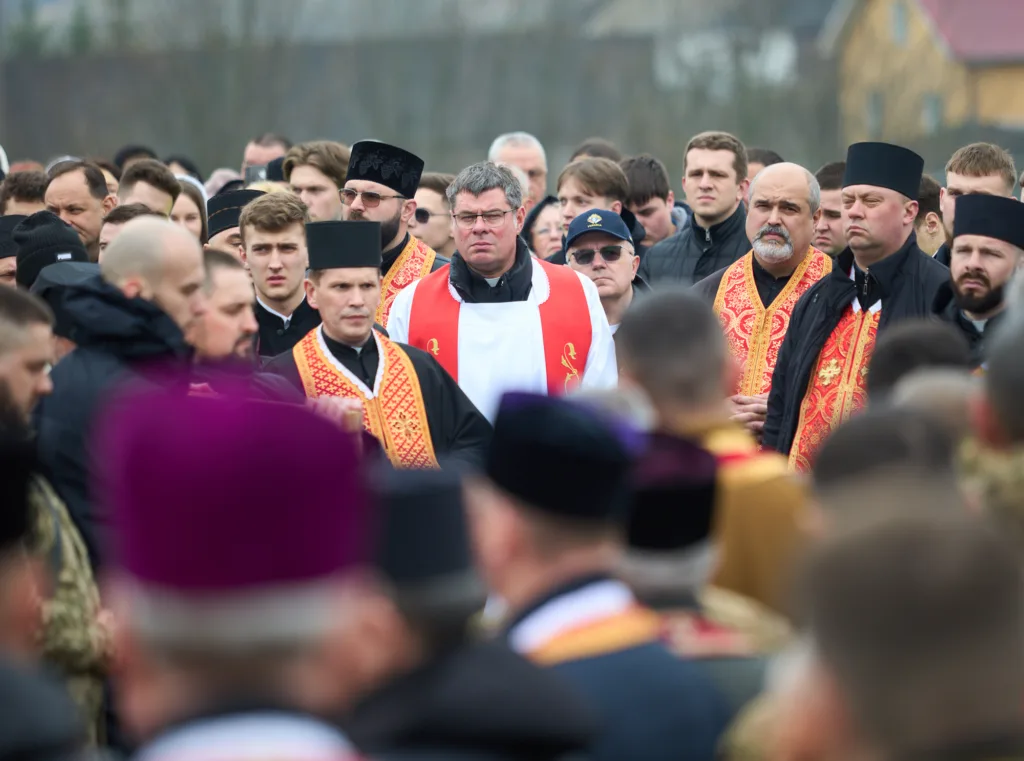 Священники та люди під час релігійної церемонії