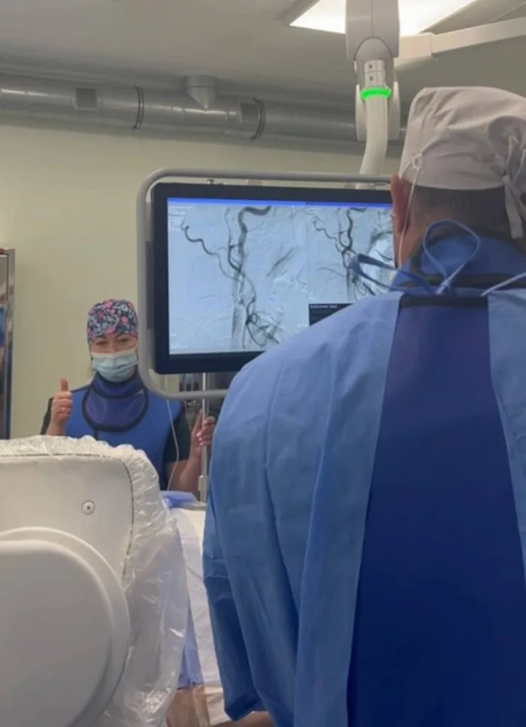 Медики проводять операцію з ангіографією у лікарні