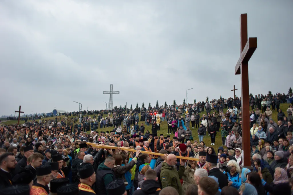 Релігійна хода з великим дерев'яним хрестом