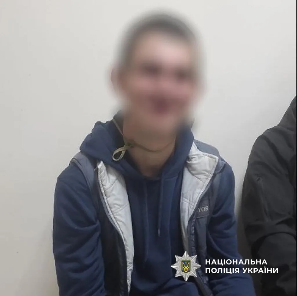 Затримана особа у відділку поліції України