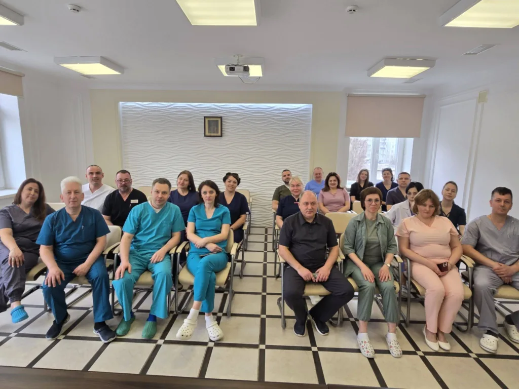 Група медичних працівників у конференц-залі