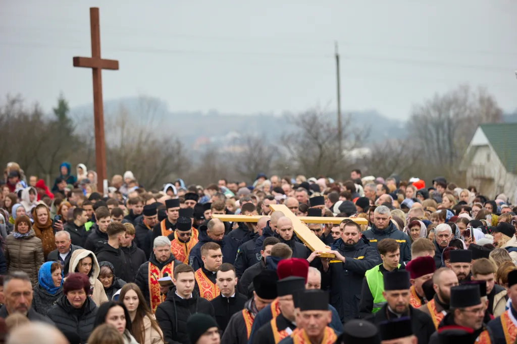Релігійна процесія з великим дерев'яним хрестом
