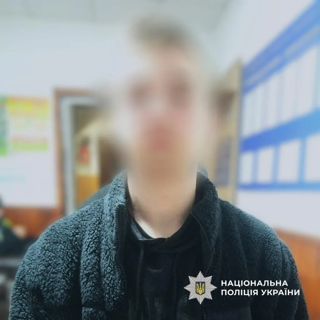 Людина у відділку поліції України