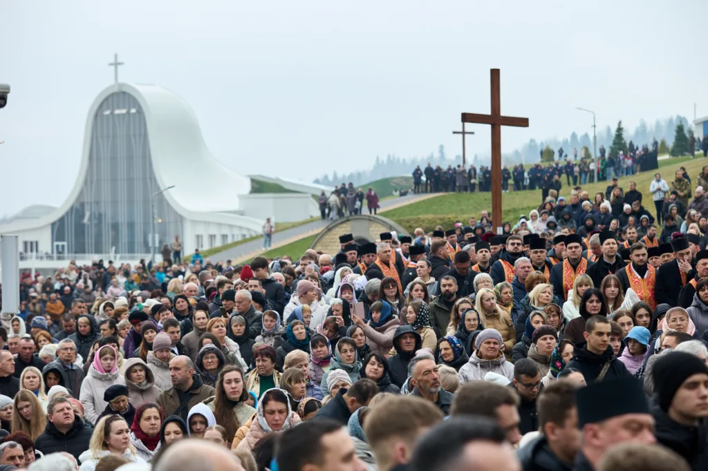 Масова релігійна процесія біля сучасної церкви