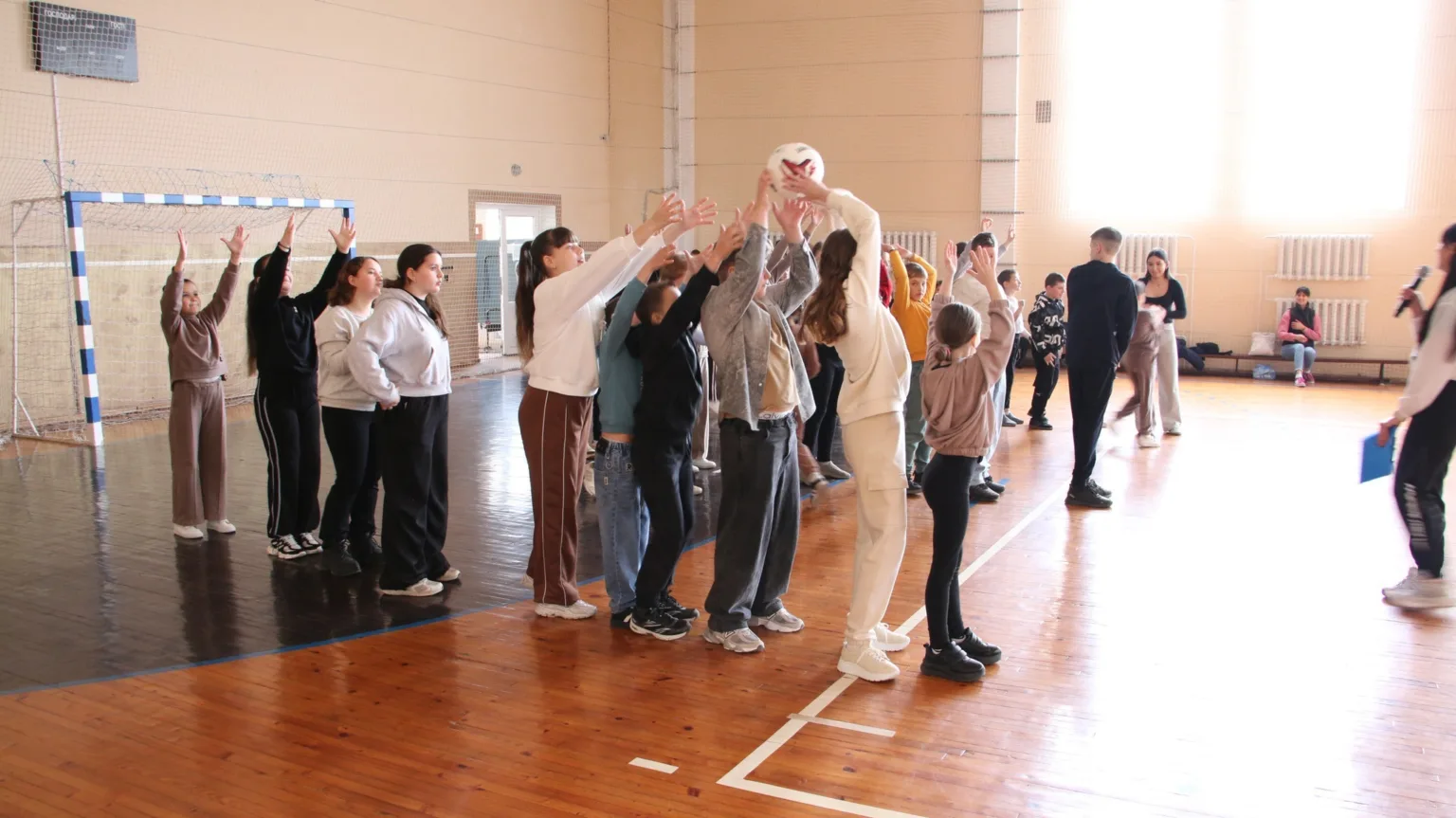 Діти грають з м'ячем у спортивному залі