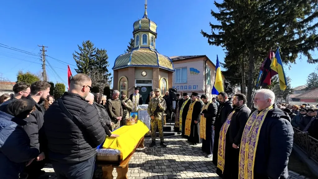Похорон українського військового біля церкви