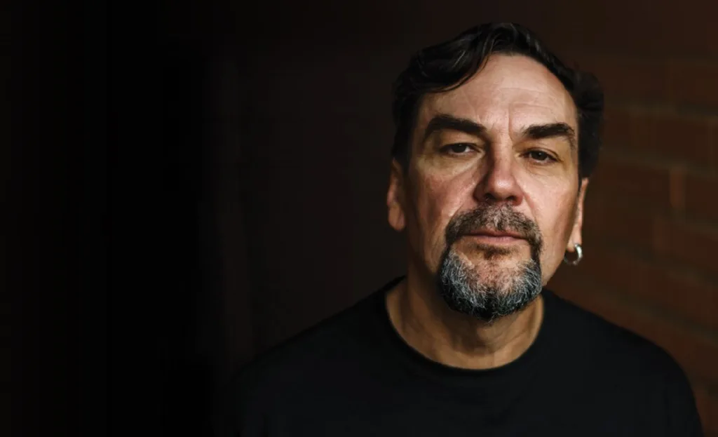 Портрет чоловіка з бородою на темному тлі