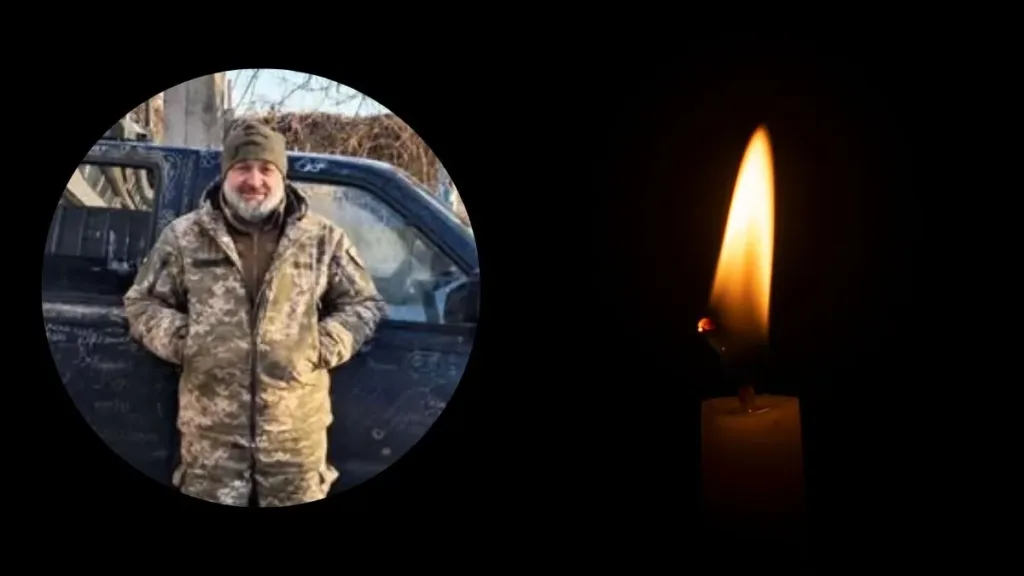 Військовий у камуфляжі та запалена свіча пам’яті