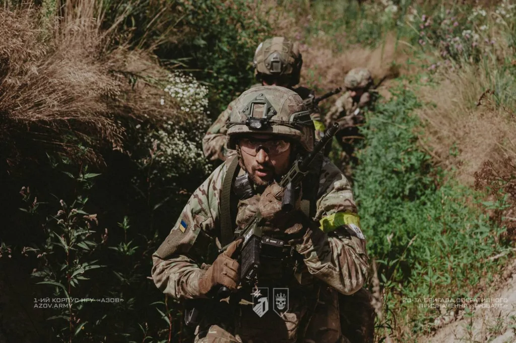 Українські військові на навчаннях у лісі