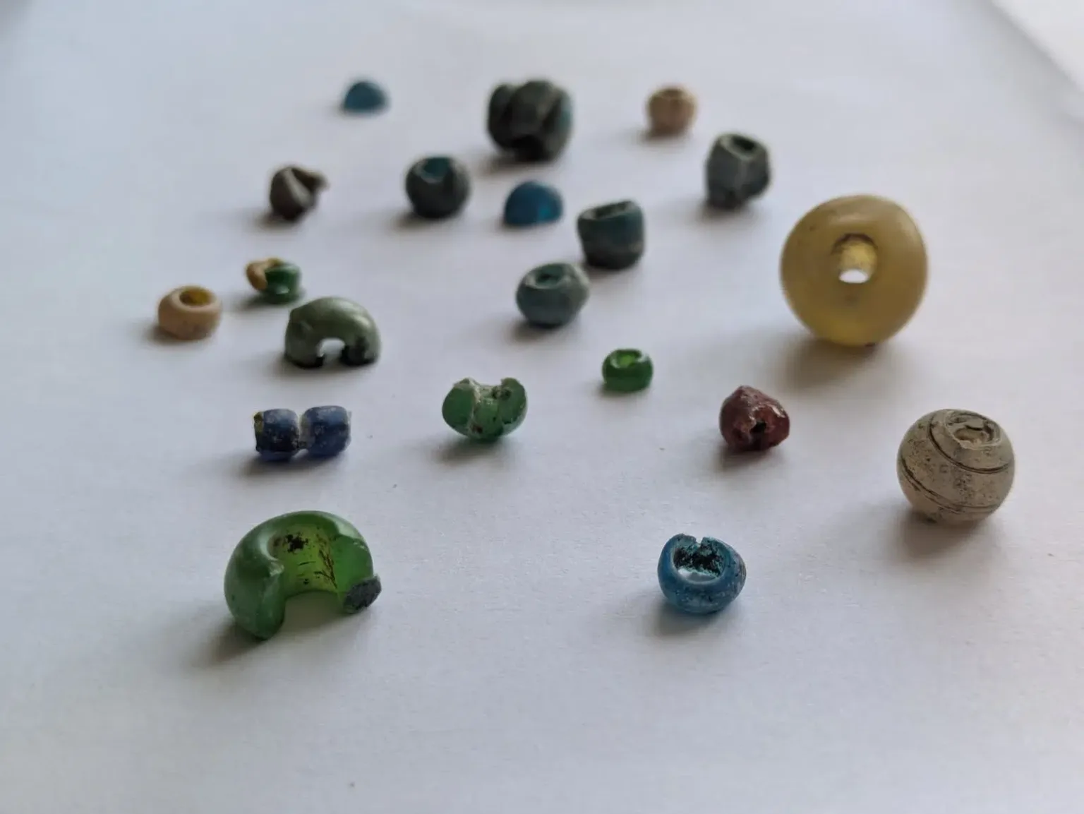 Стародавні скляні намистини різних кольорів