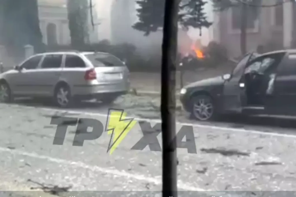 Пошкоджені автомобілі після вибуху на міській вулиці