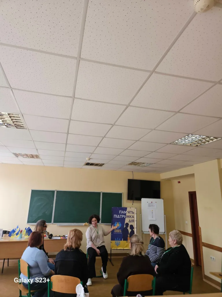 Групова бесіда жінок у навчальній аудиторії