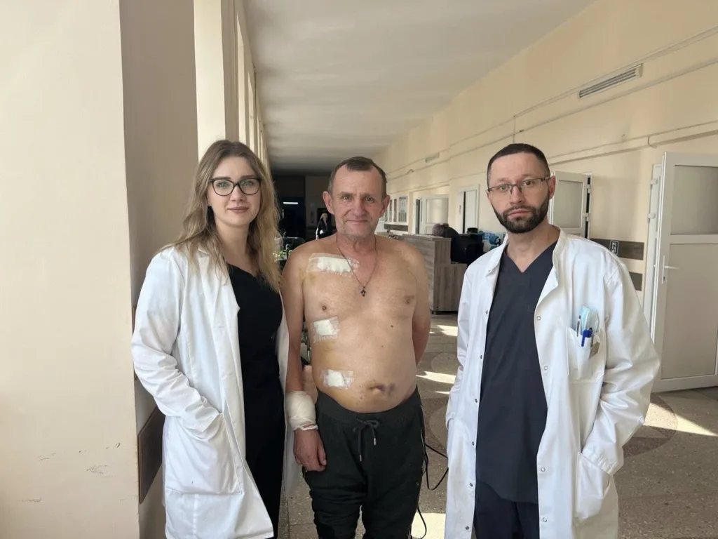 Пацієнт з лікарями у лікарні після операції