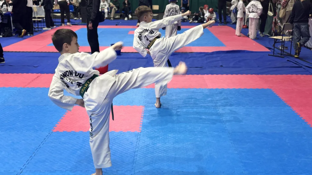 Діти тренуються тхеквондо на змаганнях