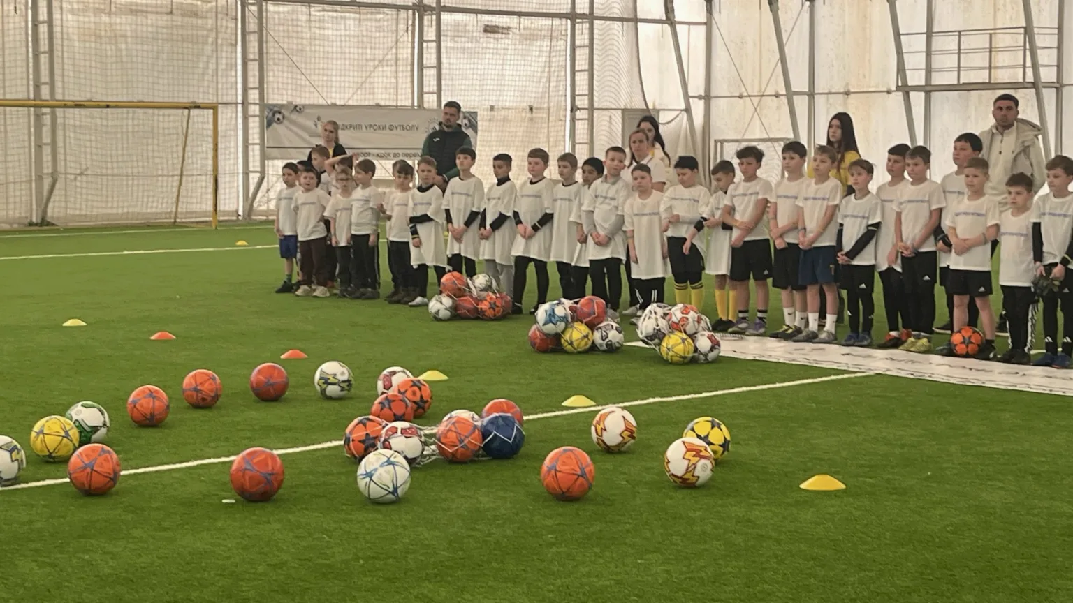 Діти на футбольному тренуванні у спортивному залі