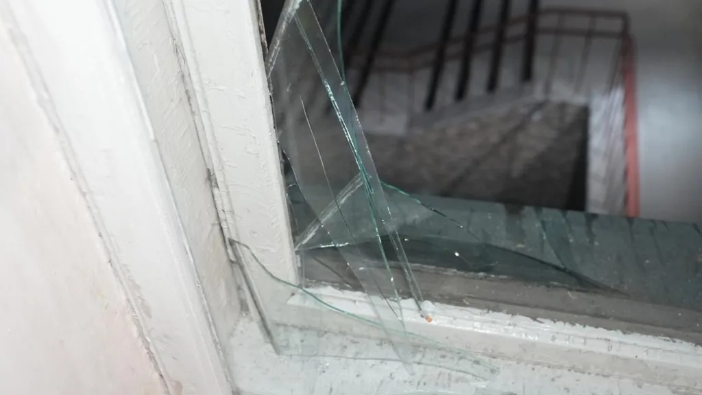 Тріщина на склі вікна у під'їзді