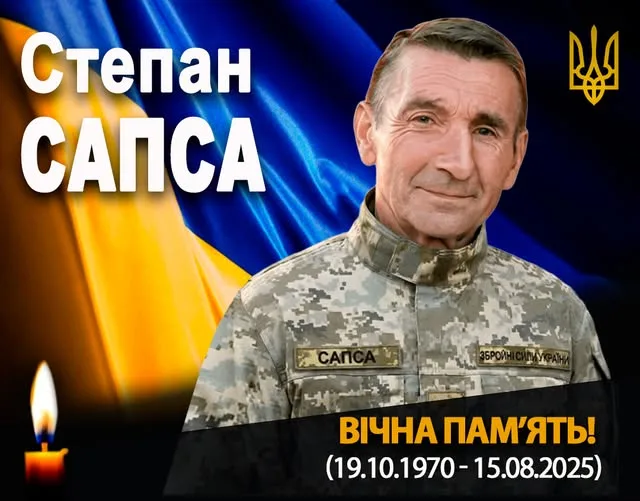 Український військовий на тлі прапора України