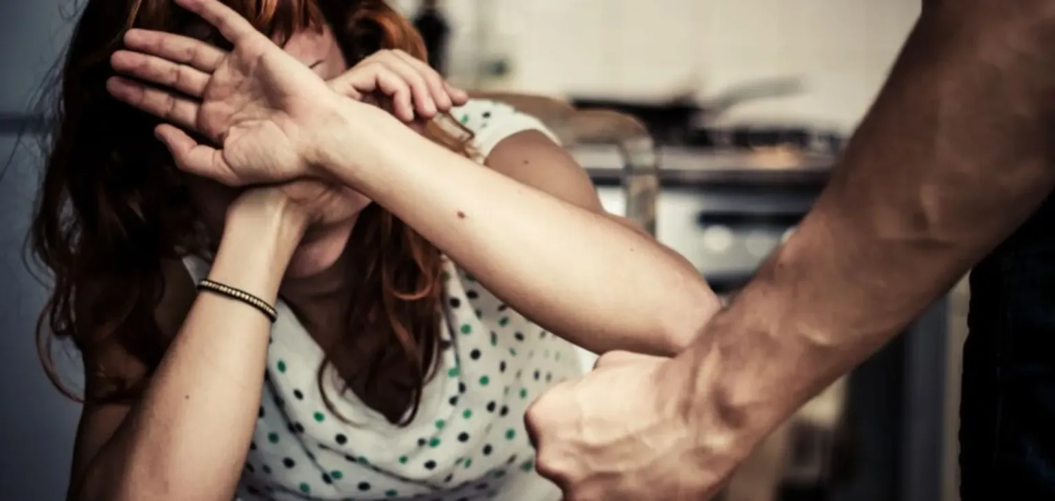 Жінка захищається від домашнього насильства