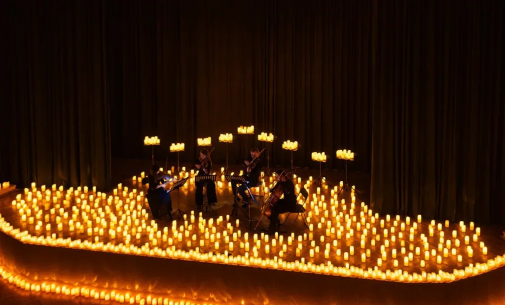 Квартет музикантів грає серед безлічі свічок