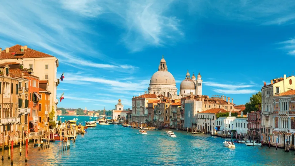Великий канал у Венеції з історичними будівлями