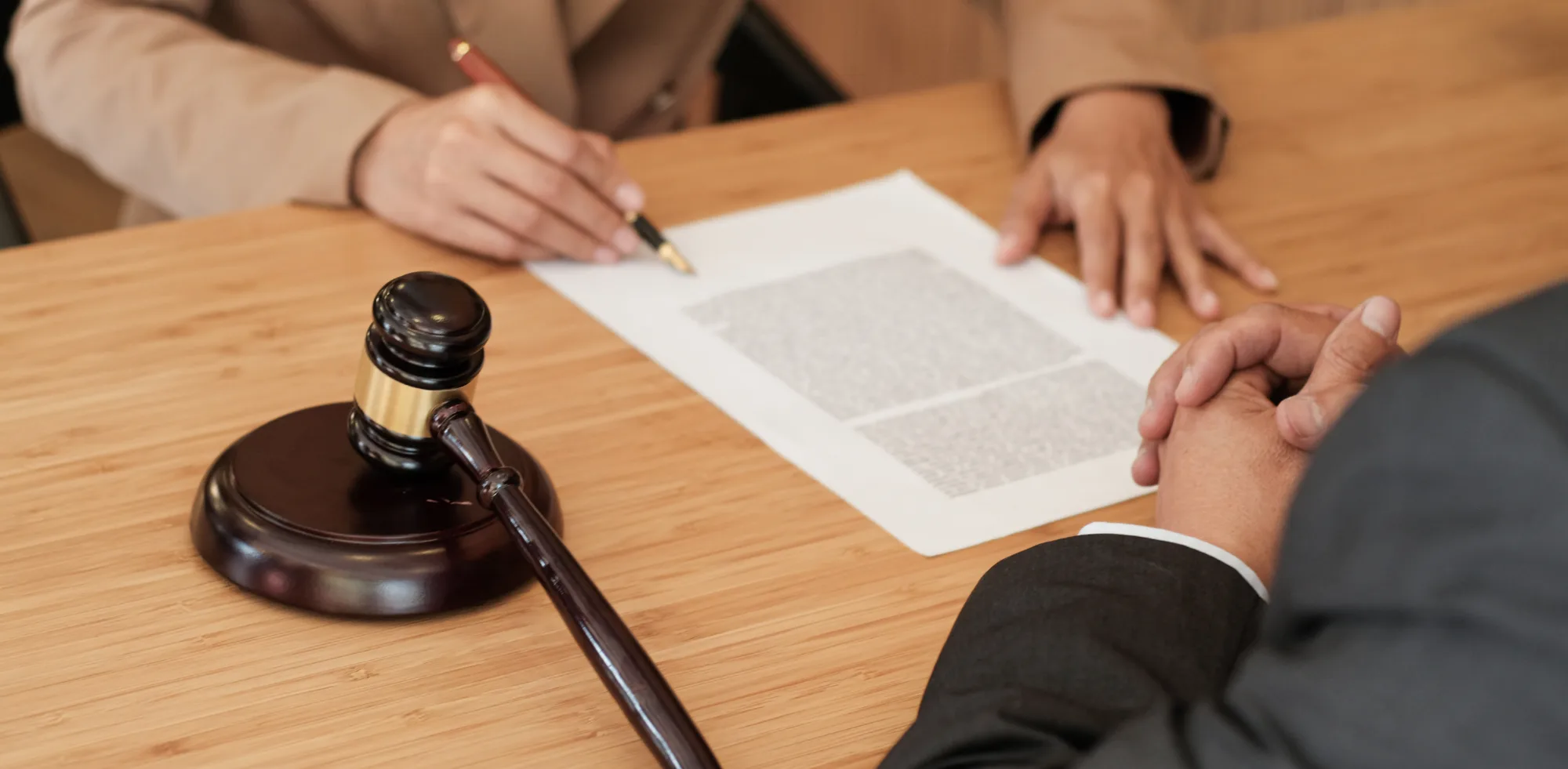 Юрист підписує юридичний документ у суді