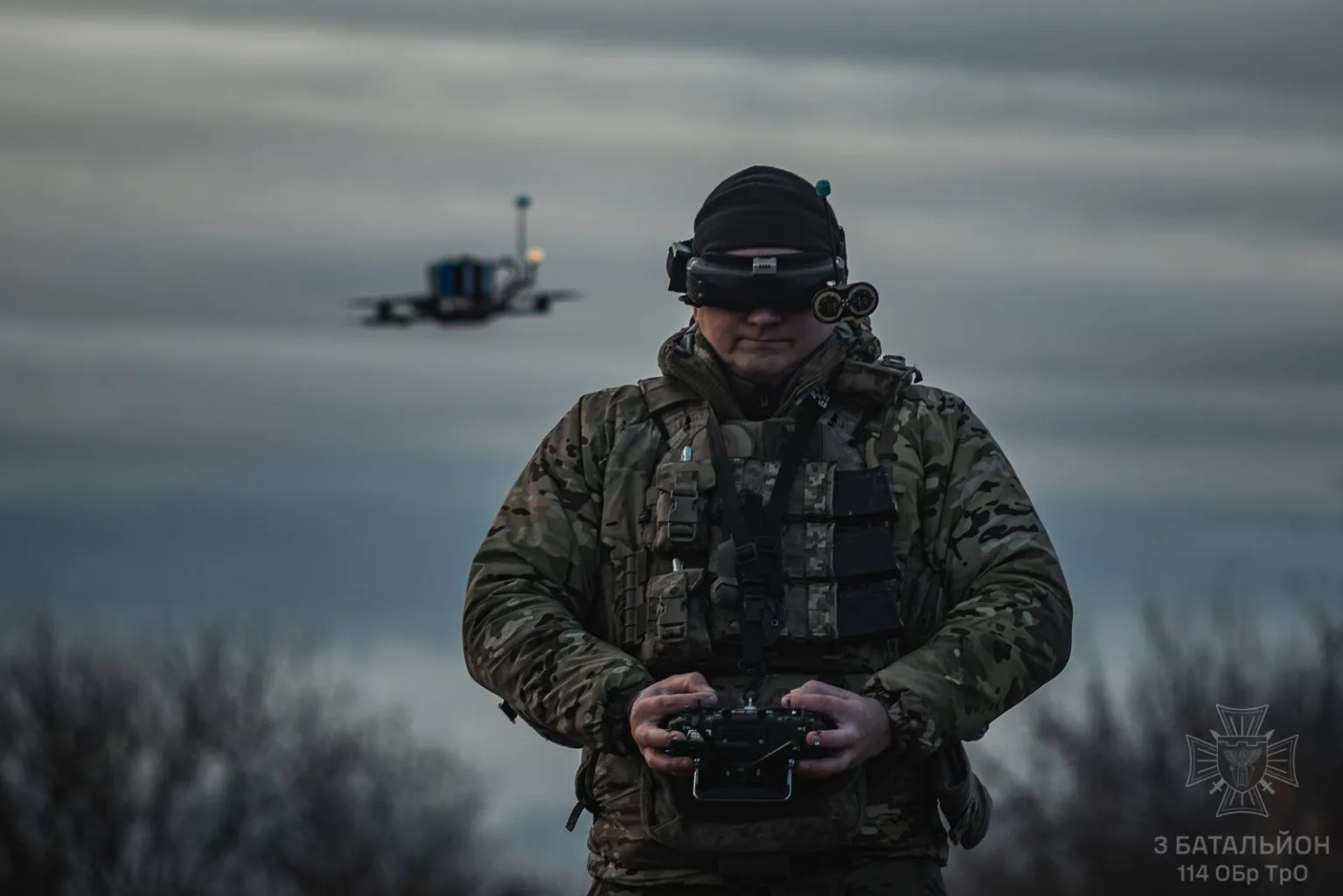 Військовий керує дроном у камуфляжі