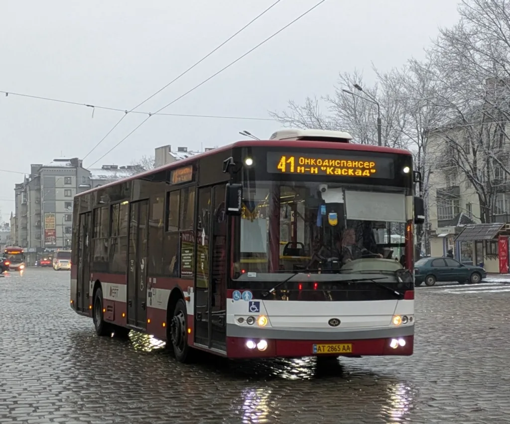 Міський автобус маршруту 41 на вулиці