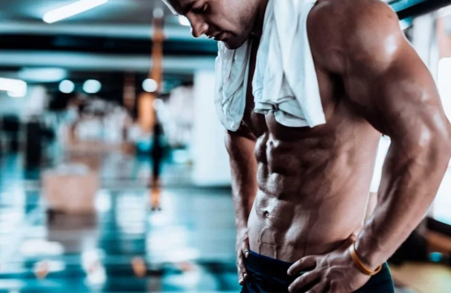 Спортсмен після тренування у тренажерному залі