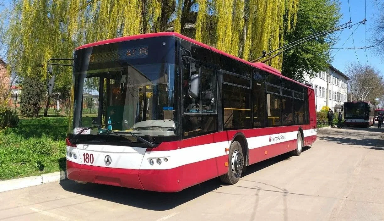 Червоний тролейбус на міській вулиці