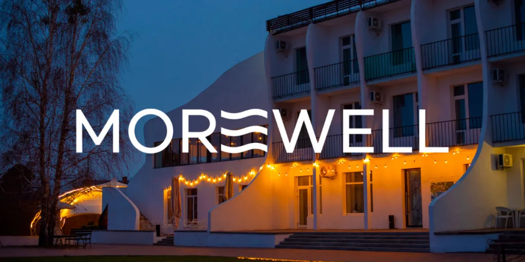 Готель Morewell біля моря ввечері