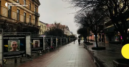Вулиця Івано-Франківська з фотовиставкою героїв