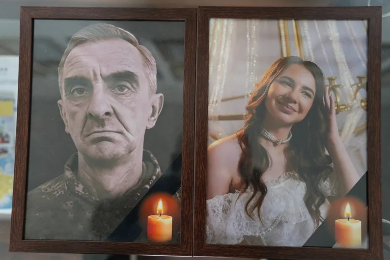 Два портрети з палаючими свічками внизу