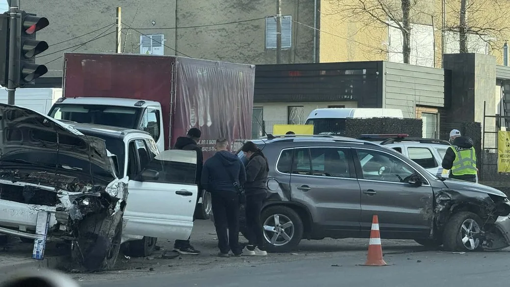 Дорожня аварія з пошкодженими автомобілями та поліцією