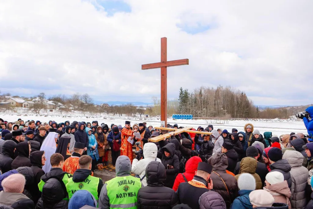 Реліційна хода біля великого дерев’яного хреста взимку