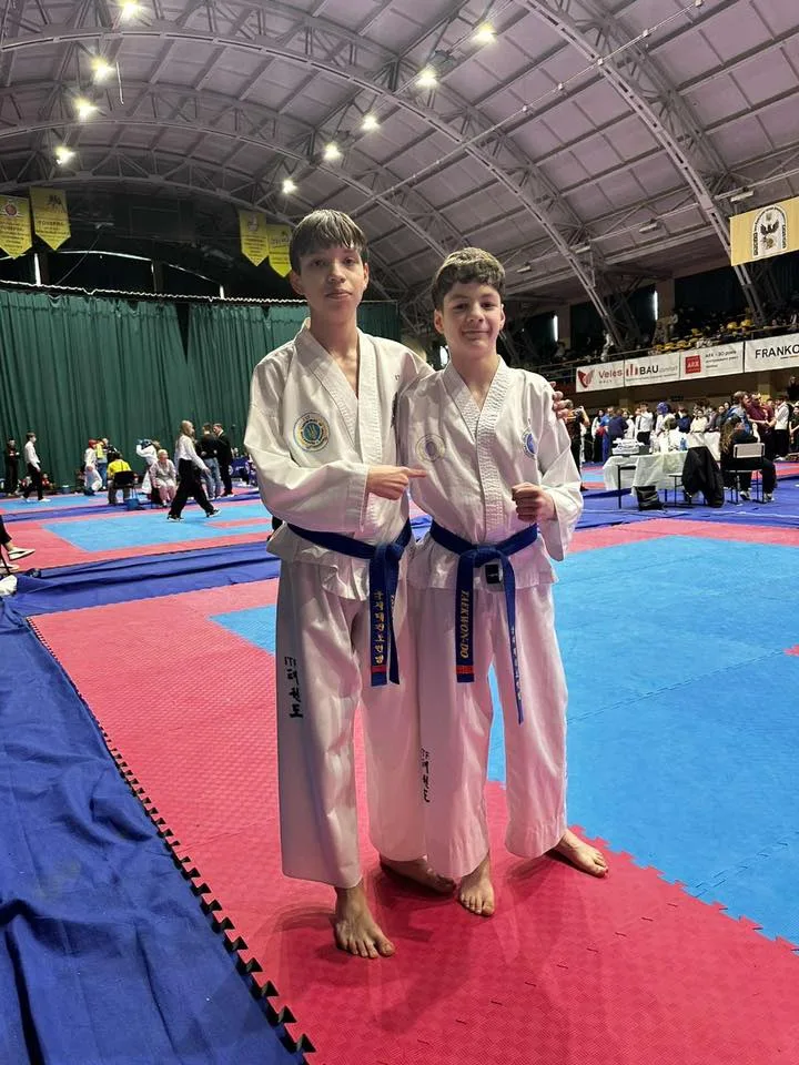 Двоє хлопців у формі тхеквондо на змаганнях