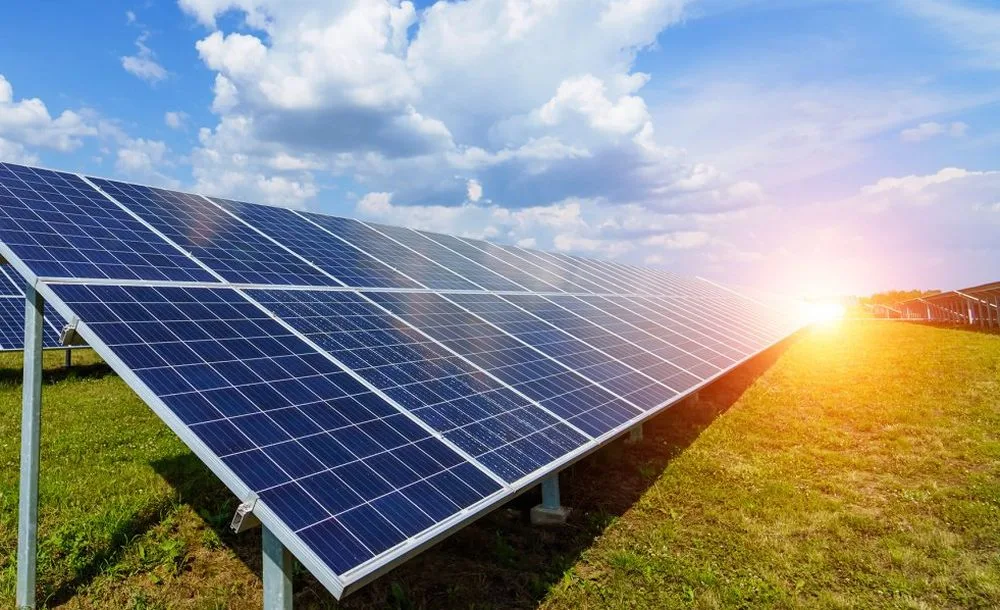 Сонячні панелі на полі при заході сонця