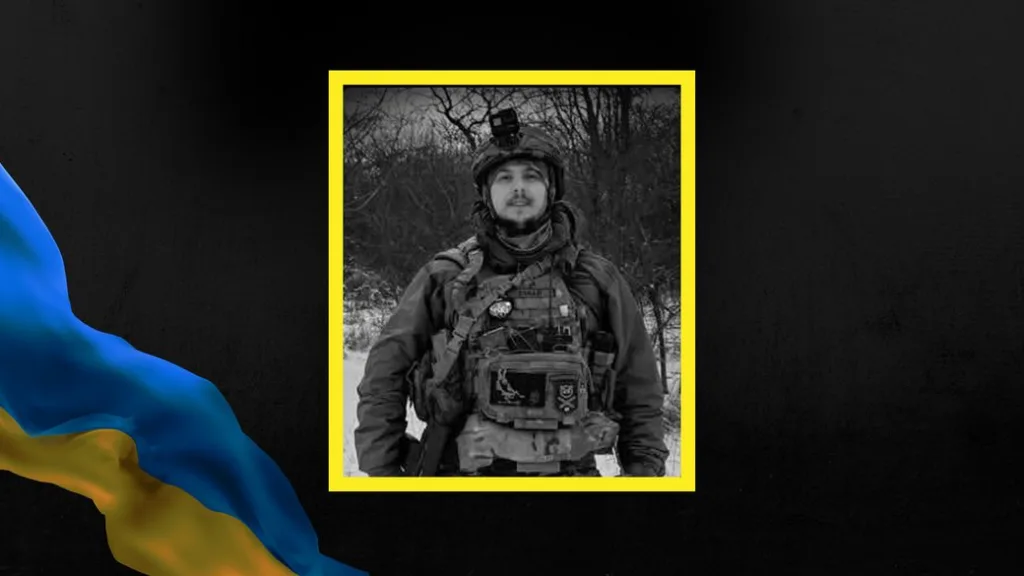 Український військовий у зимовій формі на тлі лісу