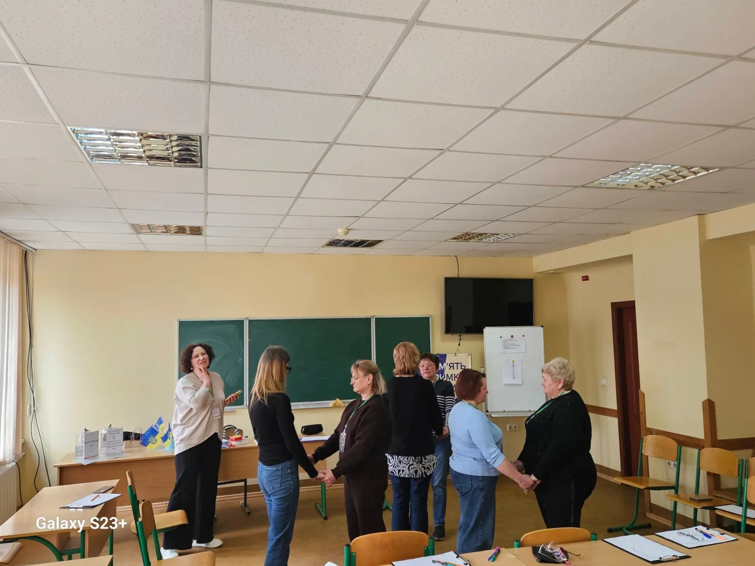 Група людей на тренінгу в класі