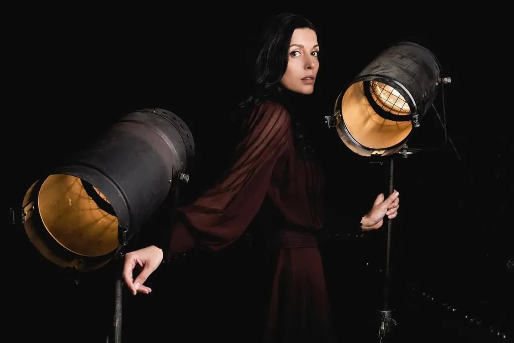 Жінка між двома великими студійними прожекторами