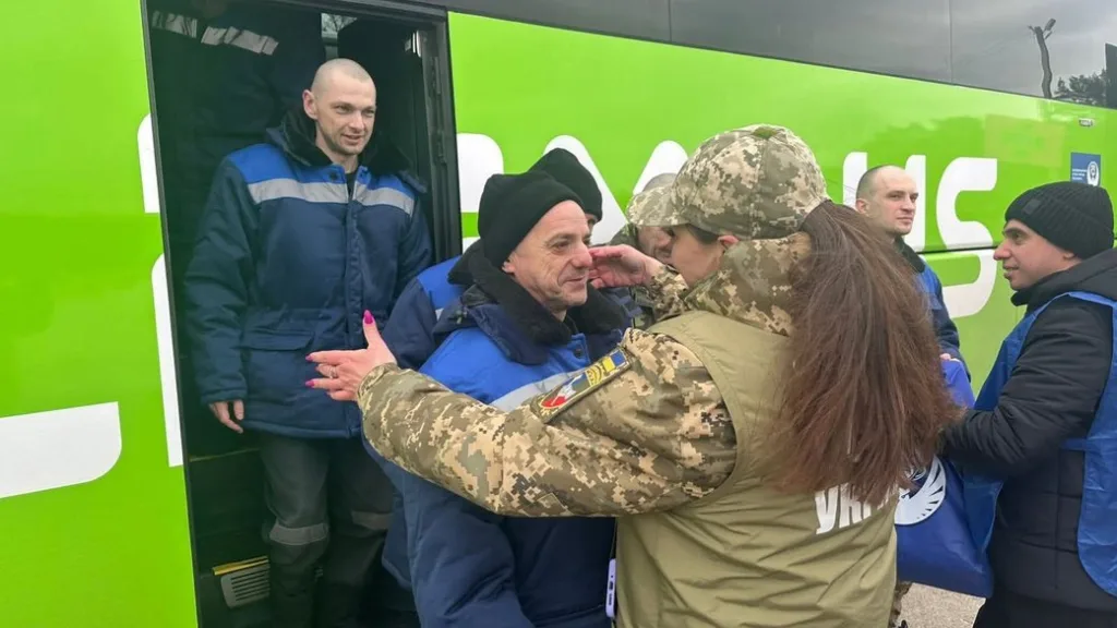 Українські військові вітають звільнених з полону бійців