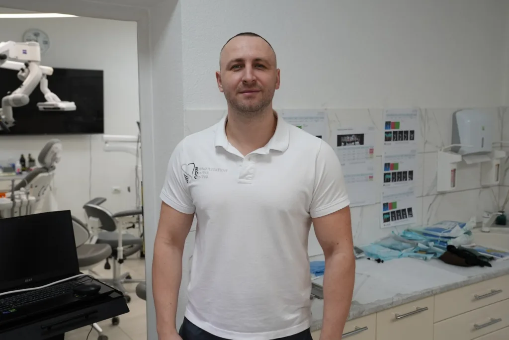 Стоматолог у клініці біля обладнання