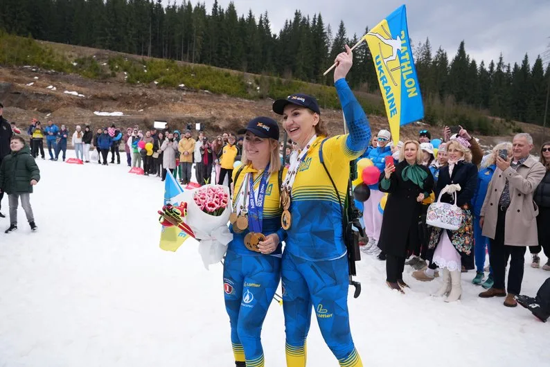 Українські біатлоністки святкують перемогу на снігу